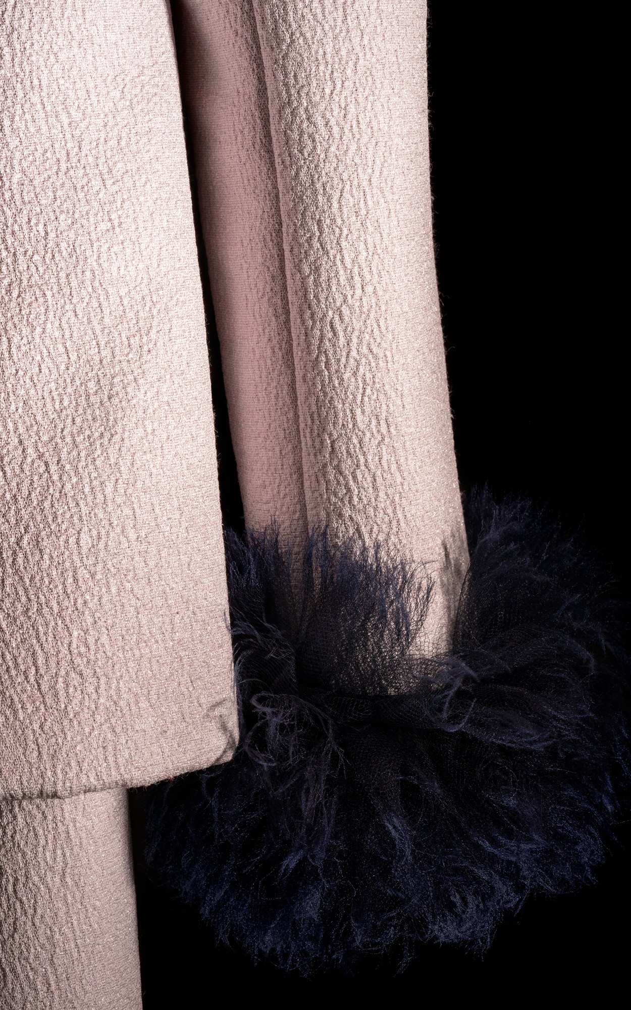 228 тысяч элементов и 400 часов труда: посмотрите, как сделаны платья Chanel Haute Couture
