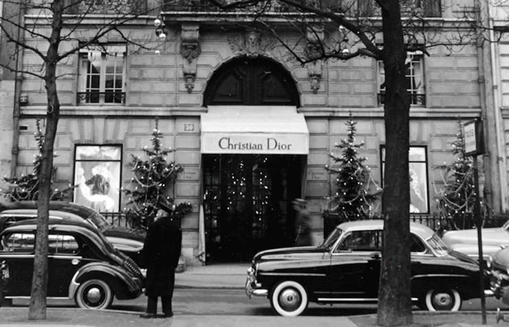 Посмотрите, как менялись витрины Dior. Бренд показал ролик о праздничном оформлении бутиков