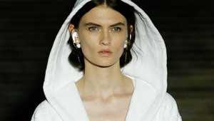 Выходите на улицу в халате, как на круизном показе Dior. Да, так можно и так модно!