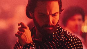 «‎Стать Карлом Лагерфельдом»‎. Костюмы в первом художественном сериале о дизайнере  
